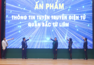 Các đại biểu ấn nút ra mắt ấn phẩm "Thông tin tuyên truyền điện tử quận Bắc Từ Liêm"