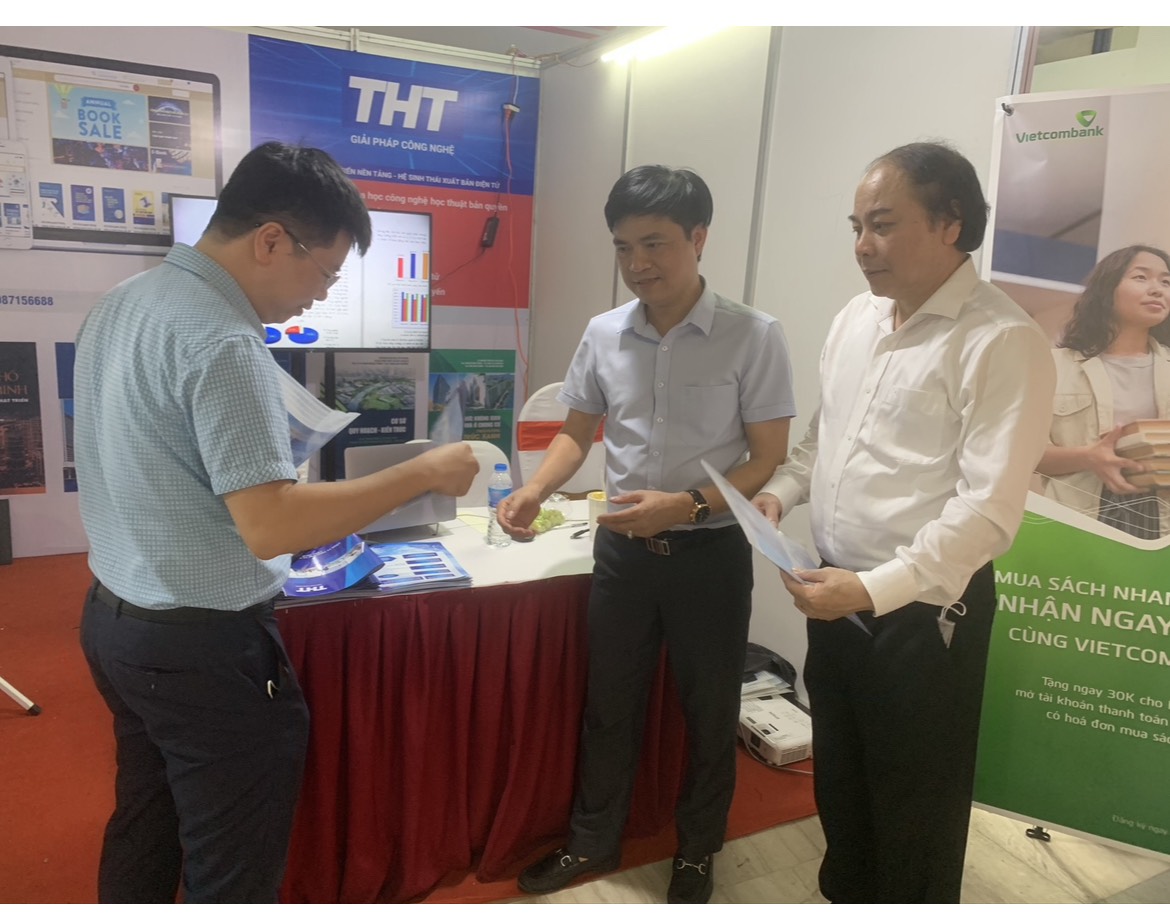 Các Nhà Xuất bản tham quan gian Hàng giới thiệu sản phẩm giải pháp sách điện tử